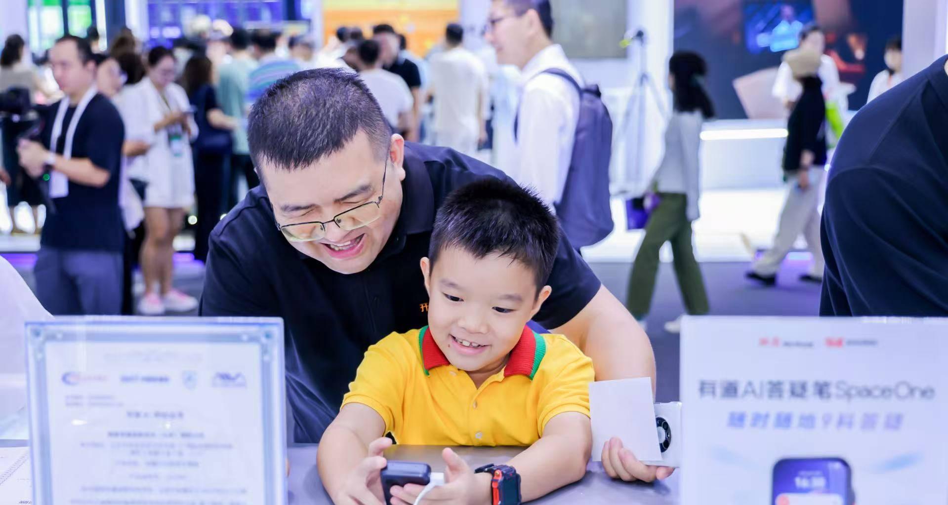 新一代有道 AI 答疑笔 8 月下旬发布！网易有道刘韧磊出席 2025 CDEC 高峰论坛  第3张
