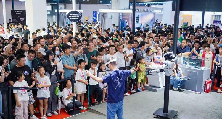 全尺寸人形机器人LimX Oli亮相WRC，逐际动力展现具身智能全链路技术突破  第3张