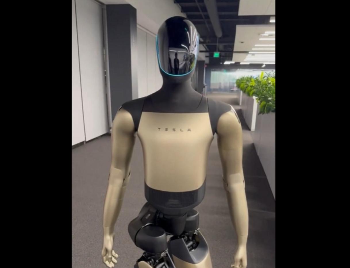 传 DeepSeek AI 代理新模型年底发布；马斯克「金色擎天柱」首曝；比亚迪不回应销量下调传闻  第3张