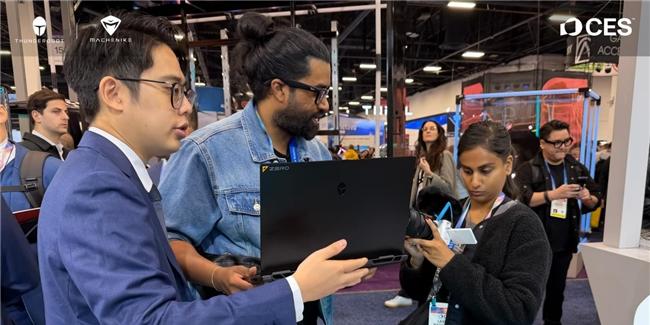 1.58kg 机身+160W 双满血释放！新一代「轻型」游戏本雷神 ZERO Air 亮相 CES2026  第2张