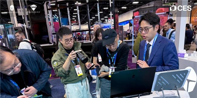 1.58kg 机身+160W 双满血释放！新一代「轻型」游戏本雷神 ZERO Air 亮相 CES2026  第1张
