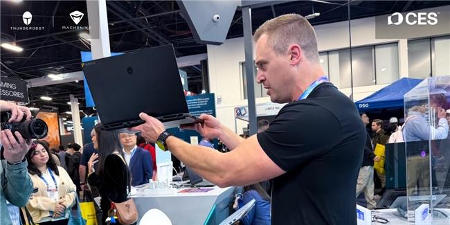 1.58kg 机身+160W 双满血释放！新一代「轻型」游戏本雷神 ZERO Air 亮相 CES2026  第9张